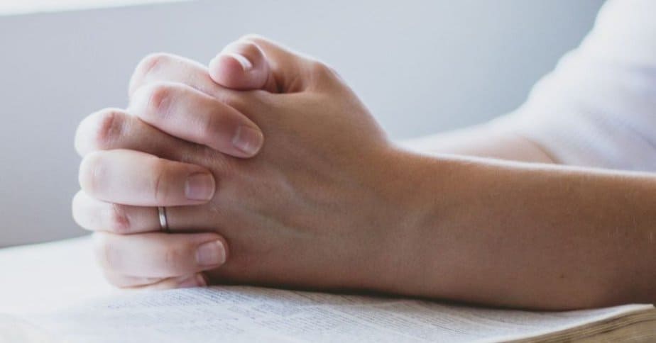 woman praying scriptures to replace negative thoughts